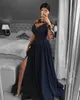 Una spalla blu navy Dubai abiti da sera manica lunga ALine spacco in raso di pizzo con perline abito da ballo formale Robe De Soiree 20215213443