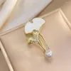 Broschen attraktive Blattnadel Elegante Ginkgo Brosche mit Perlenakzenten Stilvolle Revers für Frauenbeutel Mäntel Mode Hochzeit