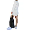 Stilvolles und elegantes Zweiteiler-Set für Damen mit gestreiftem Blazer und kurzen Hosen, ideal als Arbeitskleidung