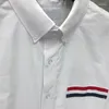 Koszulki sukienki męskiej Kobiety Kobiety 2024 Spring Koreańska koszula modowa RWB Stripe na kieszeni Casual Cotton Oxford Formal