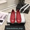 Buty designerskie pikowane mokasyny buty 100% prawdziwe skórzane mokasyny Moccasin Flat Buty Jambsin Quild ze złotym sprzętem luksusowym rozmiar 35-41