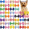 Vêtements de chien 50pcs arcs de cheveux d'animaux de compagnie faits à la main petits accessoires de chat de chiot point coloré avec des bandes de caoutchouc pour la décoration