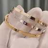 Klasyczny projektant moda unisex mankiet bransoletka złota biżuteria walentynkowa Walentynka Rozmiar 17, 19