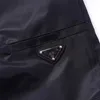 Designer Version correcte de la famille P Triangle inversé Triangle métallique Logo Nylon Sport Short à cinq points pour hommes et femmes polyvalents0AIX