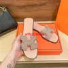 Sandali in pelle Oran Slifori femminili 2024 Nuova Summer Beach Sandals piatto a fondo per donne pantofole di strass per donna scintillanti oro scintillanti hanno logo klvc