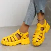 Sapatos de vestido 2024 estilo de verão sola grossa salto médio baotou buraco roda sapato feminino grande tamanho pequeno trançado sandálias romanas