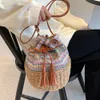 Sacs à main de marque de vente au détail en gros, sacs à main de plage, vacances, sac tissé en herbe, été, nouveau seau à pompon tendance et à la mode, épaule polyvalente