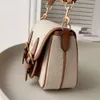 2024 Nova Flip Ombro Crossbody Lucy Academy Estilo Pequeno Quadrado Algodão e Lona de Cânhamo Combinação de Couro Fivela Bolsa Carteiro 78% Off Store Wholesale