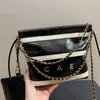 Borsa a mano con motivo a righe bianche e nere da 24 pezzi di grande capacità Decorazione con moneta d'oro Porta una mini borsa rimovibile Borsa a tracolla con decorazione con lettera in metallo dorato 22x17 cm