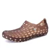 Sandaler 4043 Mens Sandaler Summer MANA MULES CLOGS GARDEN SIPPERS Blandade färger Slipon Beach Antislippery Man Shoes H10