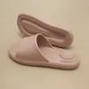 Tofflor Nytt mode sommarpar fast färglättnad Flat Slides Lithe tunna sandaler för kvinnor män hem inomhus flip flops01ycvk h240322