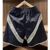 Mäns shorts Nya sommarshorts Mens randiga snabbtorkande tröjor Lossa is Silkes andningsbara strandbyxor Fashion Letter Sports Shorts Man L240320