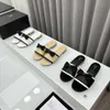 2024 Diseñador Paris Explosive Sandalias para mujeres Summer Beach Luxury Fashion Street Casual Flat Shoes Bow Two C Lets Slippers