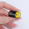 Håll dig positiv batteriform emaljstift rolig energi uppmuntra kreativa broscher lapel märke ryggsäck Kläddekorativa smycken
