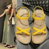 Nya platta sandaler för kvinnor sommarsandal kvinnor mode crossover flip flop flops romersk stil casual utomhus strandskor 240228