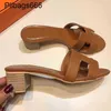 Женские высокие каблуки Оазис дизайнер сандалий оранс Slipper Women 2024 Spring New Mid Heel носите полные кожа