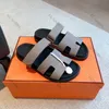 Designer Sandaler Flat Real Leather Summer Slides Luxury Slippers Män Kvinnor Ferbror Fashion Högkvalitativ SAMIL SEACH VICEKT STOR STORLEK 35-45