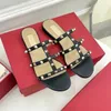 Sandaler för kvinnor designer tofflor äkta läder full svart matt platt bottnar kikstår sommar dam lyxmärke tofflor med röd damm väska storlek US4-13