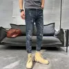 2024 och Spring Thin Korean Edition Perforerade jeans för mäns 9-punkts trendiga mångsidiga sommar elastiska smala passformade små fötter byxor