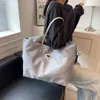 Sac à main de la marque de vente au détail en gros sac de voyage pour femmes pour femmes grande capacité portable un fourre-tout épaule à la mode et à bagages légers