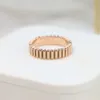 Mode klassische gestreifte Metall neutral Ring Einfachheit Frauen High-End-Textur modische Accessoires paar Geschenke Luxus Schmuck