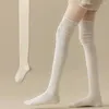 Skarpetki kobiety wysokie nad kodami kolana