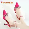 Zapatos de vestir Sandalias de punta puntiaguda rosa-roja 8.5 cm Rhinestone Hebilla Correa Tacones altos Verano Seda Fiesta Chic Diamante Bow-Knot Mujeres Bombas H2403252