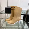 Mode regenlaarzen Dames antisliplaarzen Zwart rubber Puntige tenen en dikke hakken Waterschoenen Nieuwe waterdichte antislip Designer Hoge buis Laars met hoge hakken