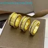 2024 Jewelry Designer Brand Band Rings V Gold Plated Mi Jinbao Liuding With Spring Ring på båda sidor Little Red Charity Par