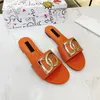 Yaz kadın moda sandalet tasarımcısı rahat ve tatlı jöle plaj ayakkabıları tatil basit açık ayak parmağı düz ayakkabılar