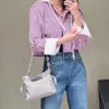 通勤女性シャツデザイナーシャツ女性早​​春ファッションストライプカラークラッシュブラウスカフス刺繍パターンフード付きショートシャツoen色