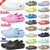 Croc Designer Sandals Women Kids Men Slides Kapcieczki Summer Beach Flats Clogs Sudery Burza Klasyczne Balck Białe różowe damskie buty na zewnątrz szpital pielęgniarski