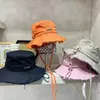 Projektantka Bucket Hat for Women Luxury Mens Fashion Fanvas Denim Beach Casquette Bob szerokie czapki letnie słońce z regulowanym paskiem podbródka e7mt