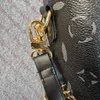 Designer Mini Bumbag Crossbody Bag Stylish EmmossmentLuxury Belt Bum Bag Men bröstväskor kedja och läderband axel crossbody 82208