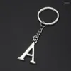 Nyckelringar DIY A-Z Letters Nyckelkedjan Bil For Men Metal Keychain Ring Women Simple Letter Name Party Gift