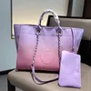 Womens Holiday Series Rainbow Iridescent Beach Shopping Pags Deauville مع القابض مع الأدوات المعدنية الفضية Matelasse Chain Crossbody حقائب اليد 36 سم