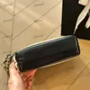 Mini çöp torbası tasarımcısı kadın omuz çantası deri siyah ve beyaz çizgili altın donanım metal toka lüks el çantası matelasse zincir crossbody çanta makyaj çantası 19cm