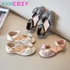 Dziewczęce Sandały Summer Koreańskie Edycja Śliczne dziobowe cekiny dla dzieci Buty Princess Flat Heels Miękkie dno tańcowe buty 240307