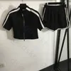 Pantaloncini da cappotto a triangolo Tuta da donna Giacca con cerniera alla moda Pantaloncini sportivi a gamba larga Felpa a maniche corte