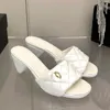 Sandalias de diseñador Sandalias de tacón de herradura para mujer Zapatillas de piel de oveja elásticas Mulas Resbalón en textura acolchada Sandalias Matelasse 24ss Zapatos de vestir de verano