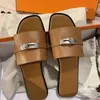 Elbise Ayakkabı 2024 Sıcak Satış Kadın Terlik Peep Toe Toe Metal Dekor Tasarımcı Ladies Mules Marka Pist Slaytları Sandalias Mujery1ep H240321