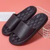 Тапочки девочки Семейные сандалии летние мужские мужские перелистые модные корейские пляжные виды спорта горькая дыня H24032501