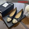 Buty designerskie kanał marki Paris Designer Black Ballet Flats Buty Kobiety Spring Quested Oryginalny skórzany poślizg na balerinie luksusowe okrągłe palce damskie buty