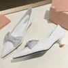 2024 Topp sommar Nya anländer kvinnor höga klackar Runway Designer Sexig modell Designer Rhinestone Decor Slip On Party Dress Wedding Shoes for Women Pumps 563