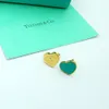 Роскошный дизайнерский бренд 2024 года TF с зеленым сердцем, нержавеющая сталь 316L, золото 18 карат, женские буквы, логотип, выгравированные серьги с бриллиантами «Любовь», свадебные украшения для девочек