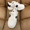 Casual skor mode 919 designer pumpar kvinnors vita äkta läder lapptäcke tjock sula promenad sneakers