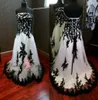 Lindos vestidos de noiva em preto e branco góticos 2020 Apliques de renda sem alça