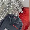 メンズジャケットデザイナーハイバージョンPファミリー春/夏新しいメンズジャケットPUフード付き赤いラバーストリップウィンドブレーカーチャージT41V