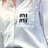 Tasarımcı Gömlek Kadın Gömleği Lüks Kavuz Uzun Kollu Gömlek Bahar Klasik Cep Mektubu İşlemeli Bluz Hardigan Palto Üstleri
