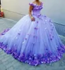 Robe de bal violette robes de Quinceanera avec des fleurs faites à la main sur l'épaule robe de mariée longue train à lacets dos robes formelles P6627776